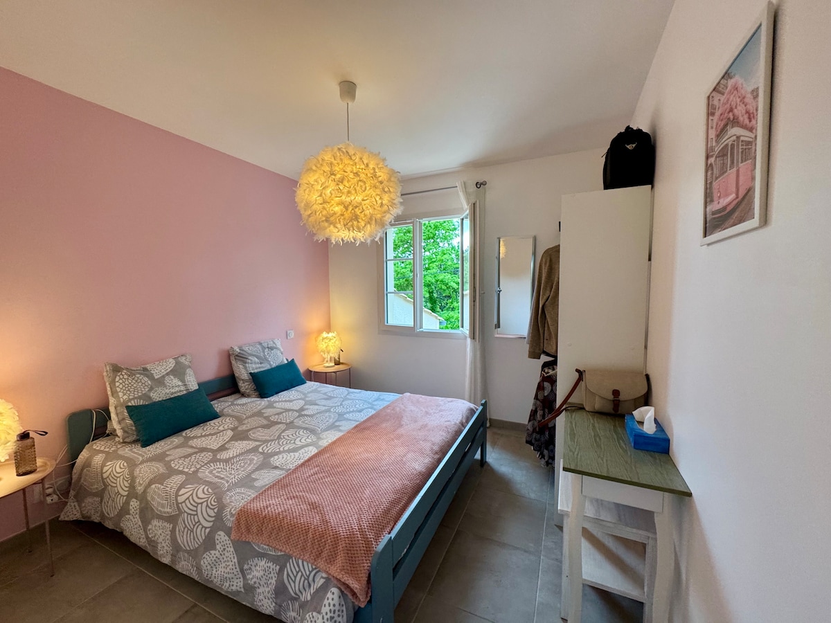 ห้องนอน 7 "ทากาดะ"
เตียงคู่ขนาด 160 ซม. 1 หลัง