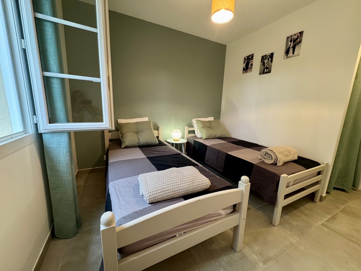 ห้องนอน 6 "เมนทอส"
เตียงเดี่ยว 2 เตียงขนาด 90