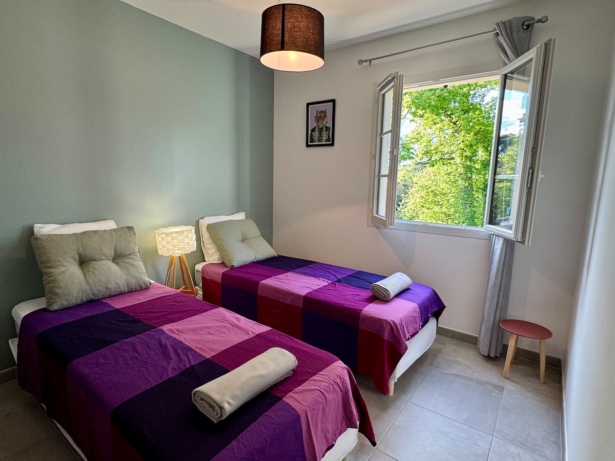 ห้องนอน 2 "ฮาร์เลควิน"
เตียงเดี่ยว 2 เตียงที่สามารถติดเข้าด้วยกันได้