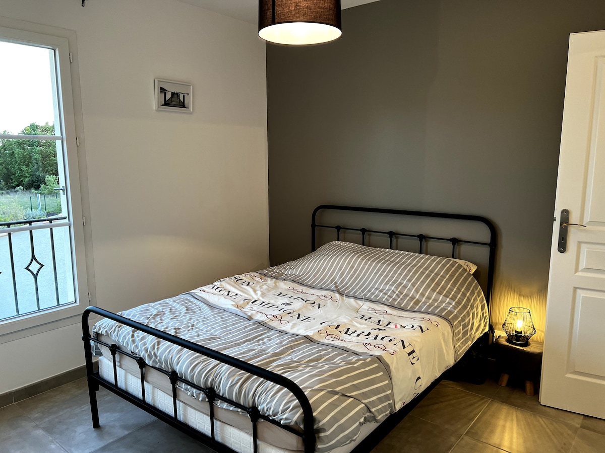 ห้องนอนที่ 4 "ชะเอมเทศ"
เตียงคู่ 160 พร้อมห้องอาบน้ำ