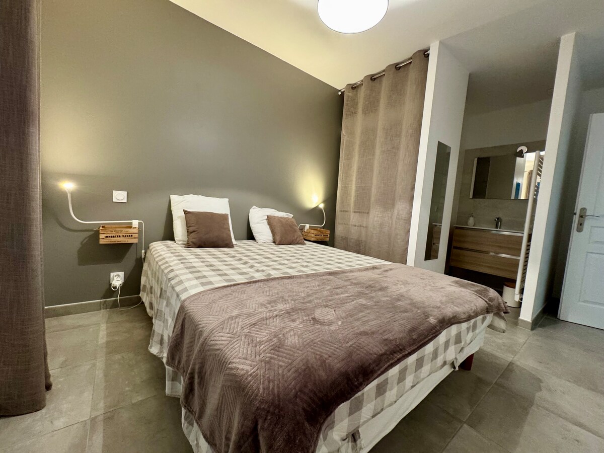 ห้องนอนที่ 3 "คาร์เมล"
เตียงคู่ 160 พร้อมห้องอาบน้ำฝักบัว