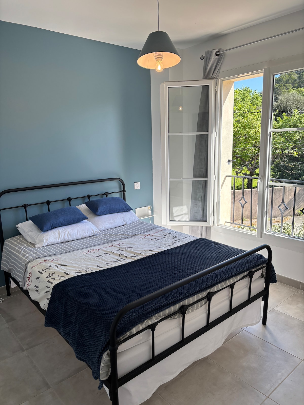 ห้องนอนที่ 1 "ดรากิบัส" 
เตียงคู่ 1 หลัง 140