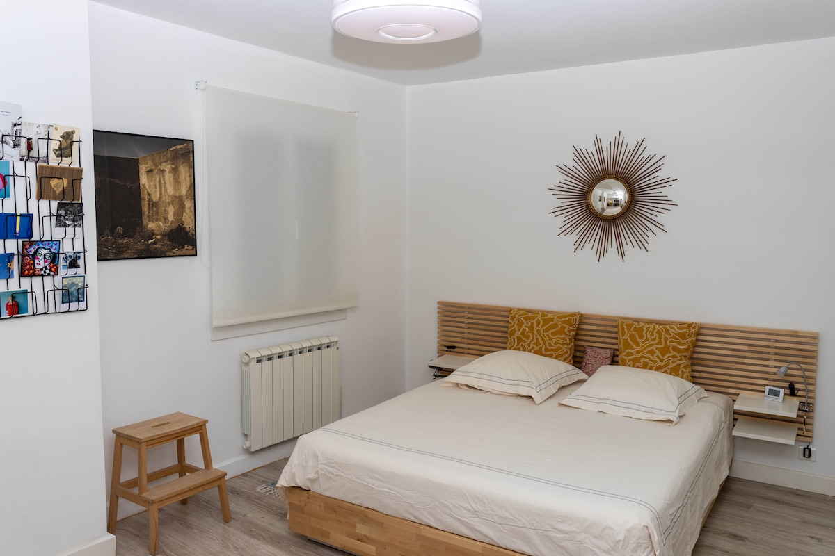 Спална соба 1 со брачен кревет (широк 150-179 см), гардеробер и биро