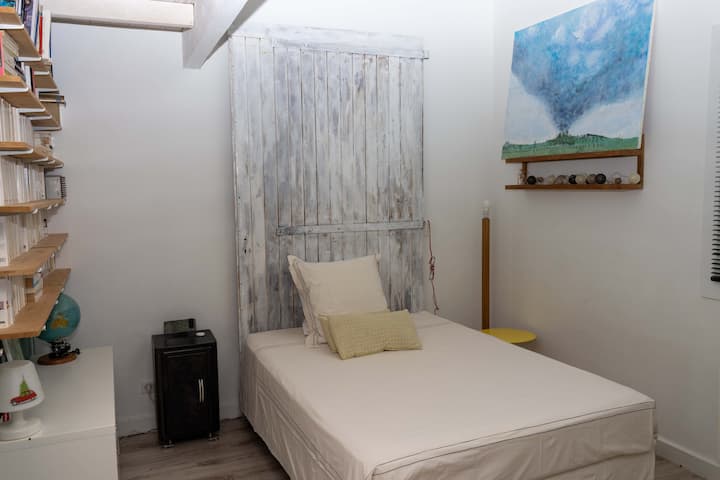 Spálňa 3 so šatníkom a stolom. Posteľ v 140 cm.