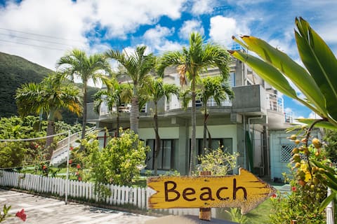 Beach House - Garden  BBQ - Airport pickup option