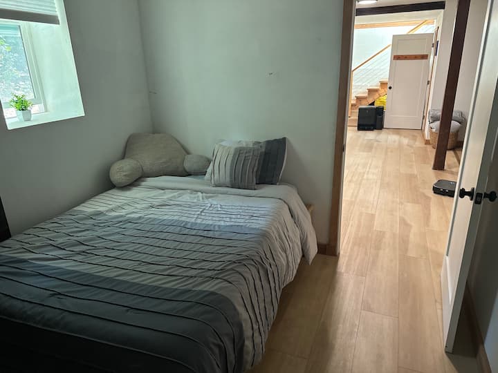 Soveværelset nedenunder har skuffer, bænk og dør til ydersiden. 