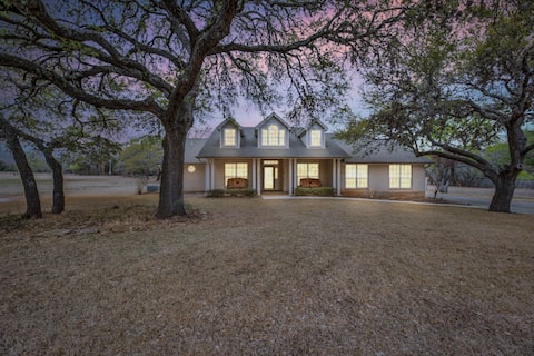 Wine Retreat I Heated Pool/Hot Tub | Mins to Town!