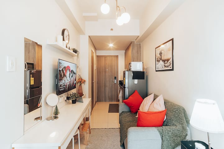 Cozy Living Room Retreat: Sink into the plush sofa, stream your favorite shows on our 43-inch smart TV with Netflix, and stay connected with our high-speed internet. Imagine unwinding here after a day of exploring, playing, working, or celebrating.