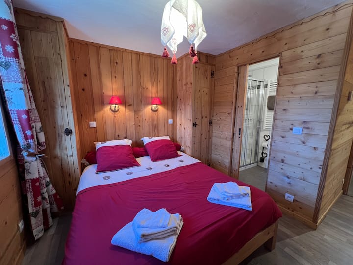 Spavaća soba 3 i privatna kupaonica.+ WC + sušilo za kosu + WC + ručnici + toaletni papir.