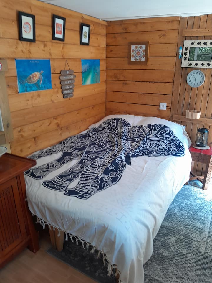 Krevat me 2 persona në kabinën blu