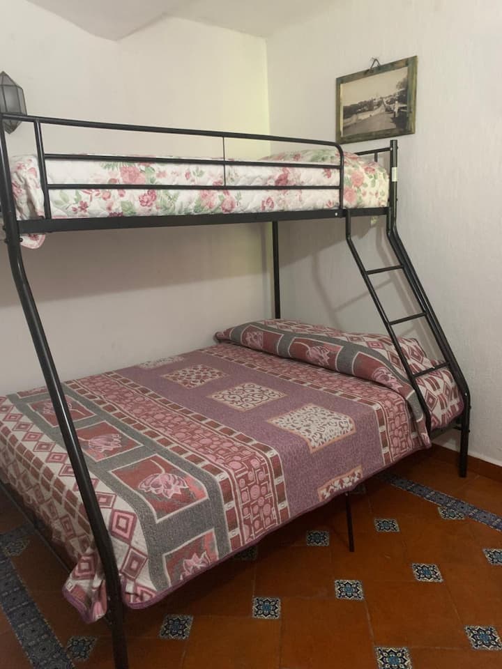 Stapelbed met een tweepersoonsbed en een eenpersoonsbed