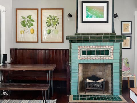 Retro New England Cottage - walk to the beach!