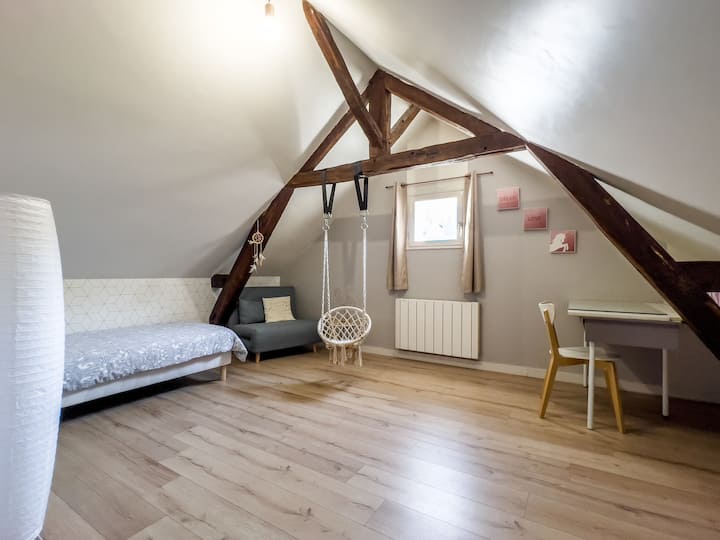 Chambre proposant un lit simple et un canapé lit 1 place pouvant servir de lit d'appoint pour la 6e personne.
Espace épuré avec un fauteuil suspendu, un coin bureau et un coffre rempli de jouets.