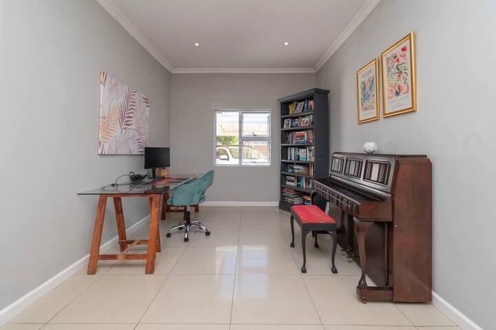 Spacious with pool,close to wine-farms & Cape Town gallery image 5