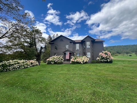 1820's Farmhouse 182 acres/Private Swimming Pond
