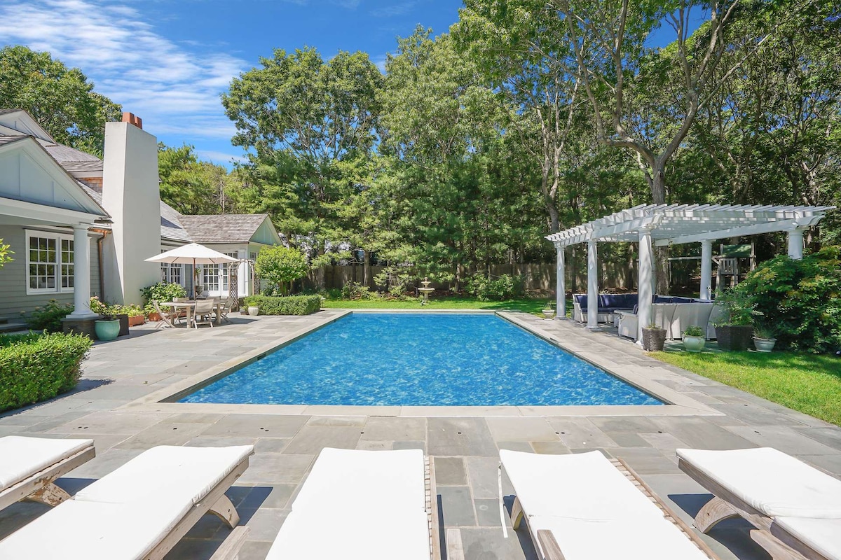 Popular Airbnb listing: 5 Bedrms Fam Friendly Heated Pool Firepit Gym in Northwest Harbor