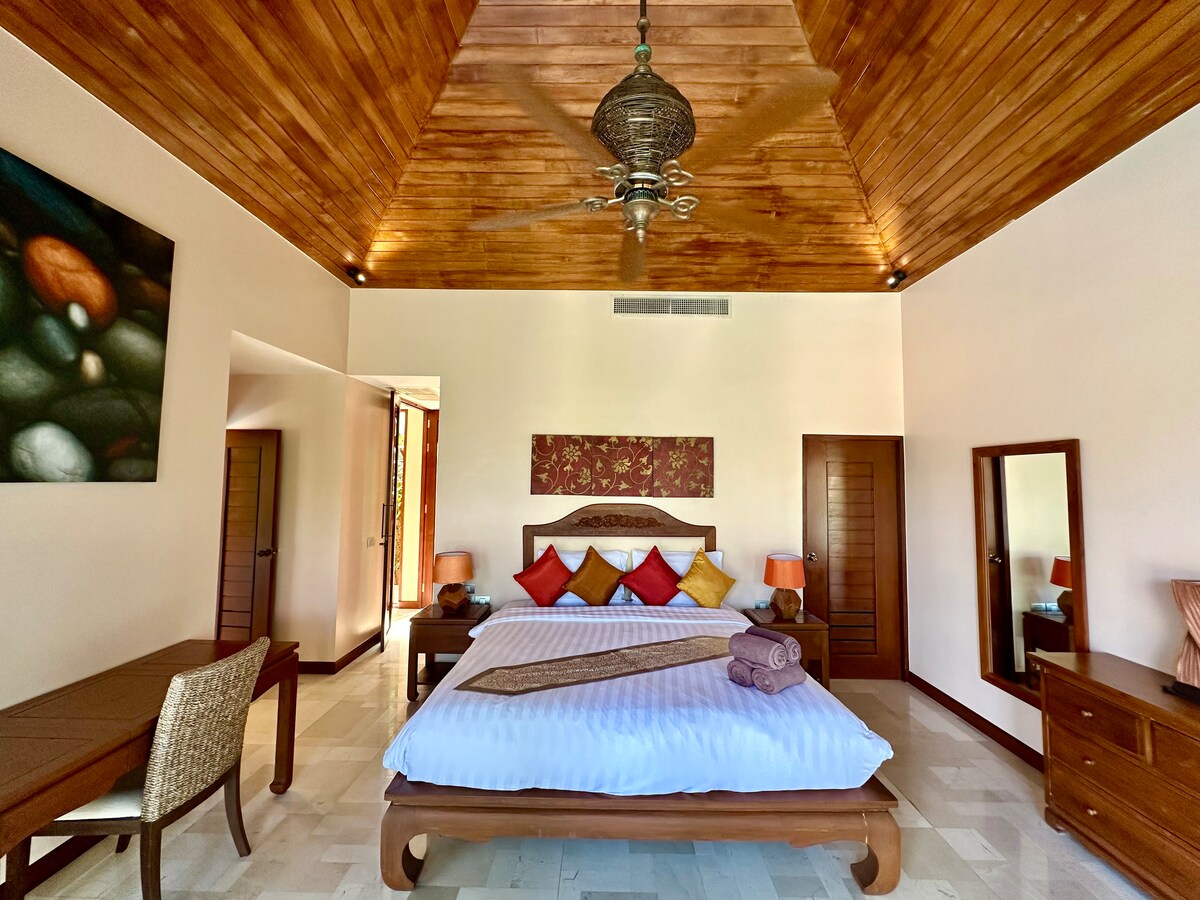 El dormitorio principal durante el día.