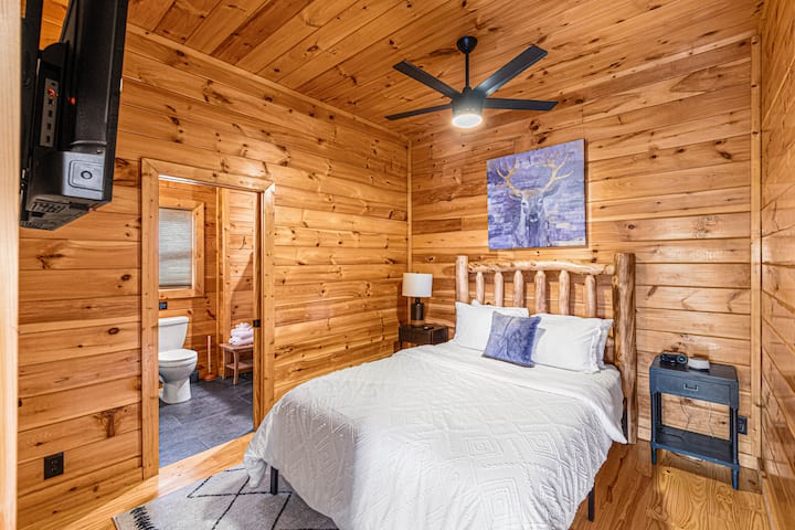 غرفة نوم بحمام داخلي في الطابق السفلي.