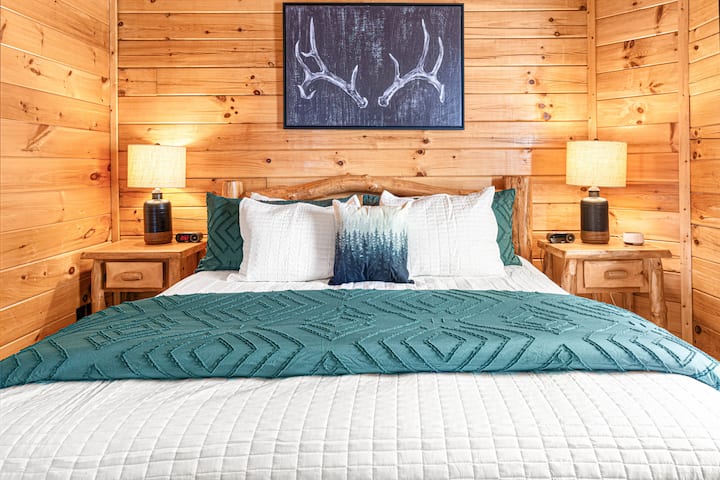 غرفة نوم كينج في الطابق الرئيسي، هدية لضيوفنا الكبار.