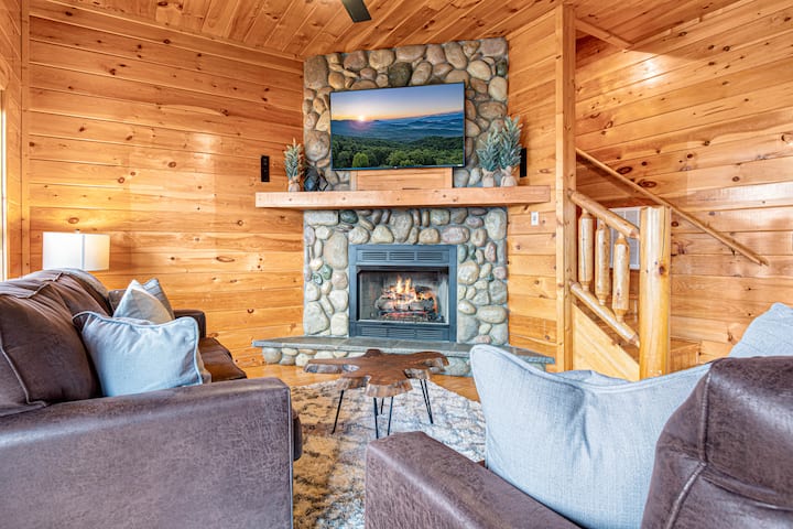 استمتع بوقت مريح في منطقة المعيشة في الطابق السفلي مع تلفاز ومدفأة غاز.