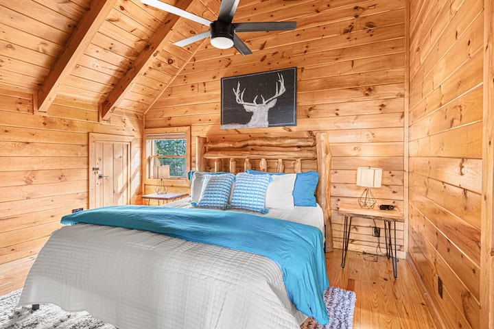 استمتع بنوم مريح في غرفة النوم الداخلية الكبيرة في الدور العلوي.