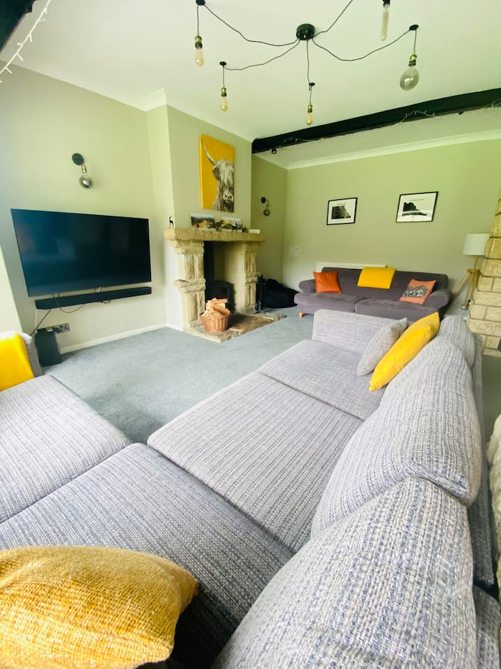 Dog Friendly 3 Bed Cottage With Hot Tub & Firepit - Castleton