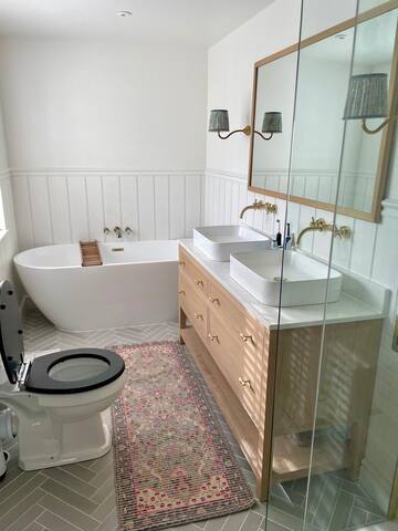 Spacious family home with parking and large garden gallery image 4