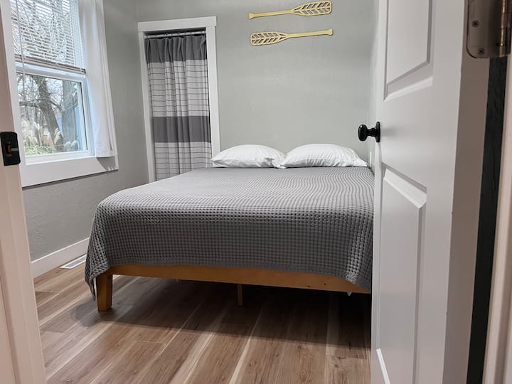 2024年12月全新配备坚固床垫的标准双人床。 带置物架的步入式衣柜，条纹窗帘后面有悬挂空间。