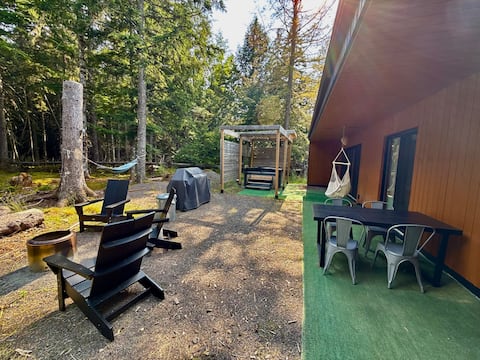 Hemlock Hideaway - modern chalet with hot-tub