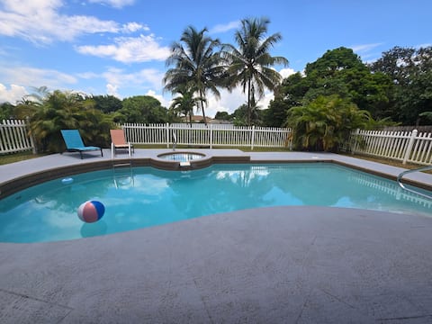 Big Pool House/ Great Area/ 3bdrms and 2 baths