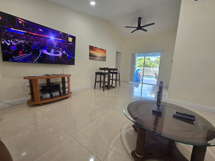 Big Pool House/ Great Area/ 3bdrms And 2 Baths - Royal Palm Beach, FL