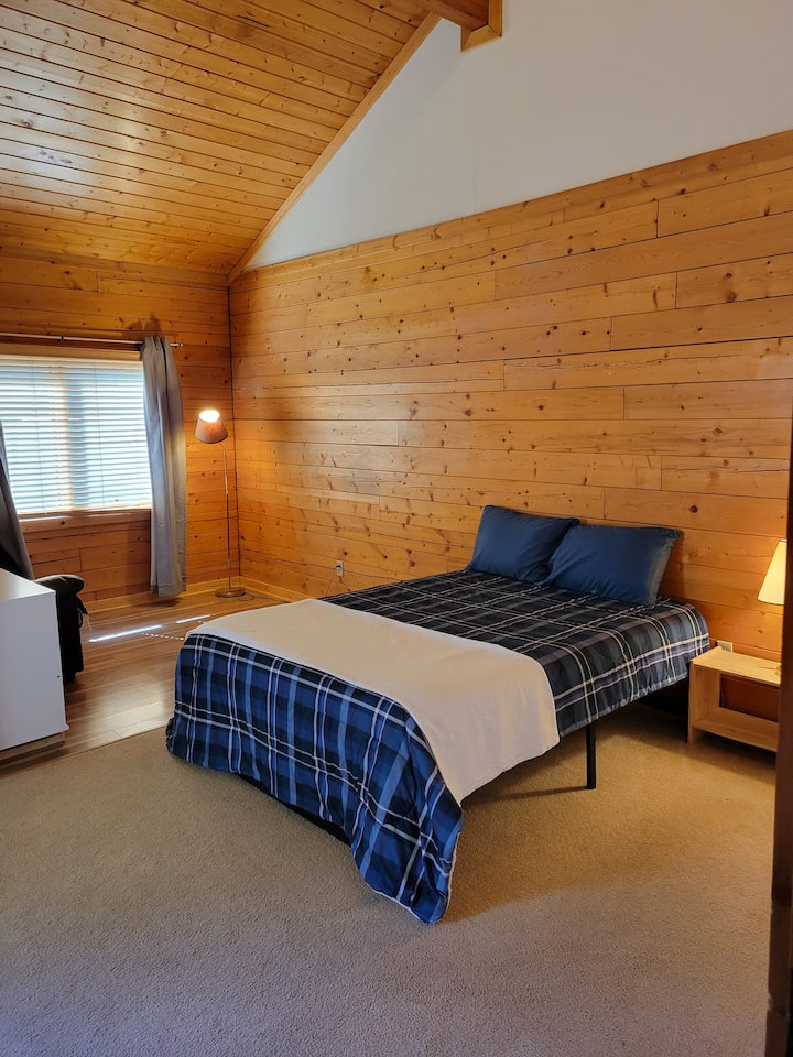 主卧室 - 标准双人床、步入式衣橱、双人沙发、通往后甲板和院子的法式门 - 附带主卫生间。 