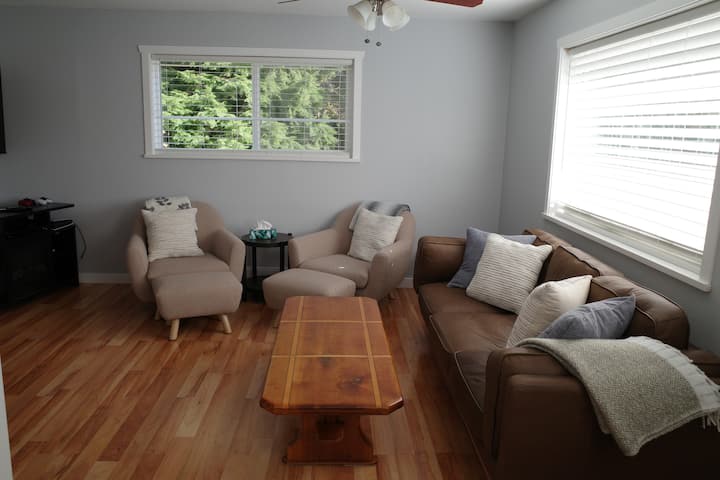 Peaceful Zeballos Stay – Work, Fish Or Unwind - Vancouver Island