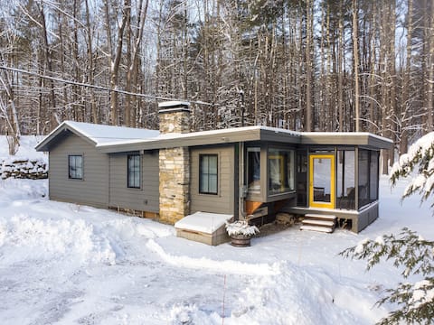 Cozy, two-bedroom cabin in a wooded glen