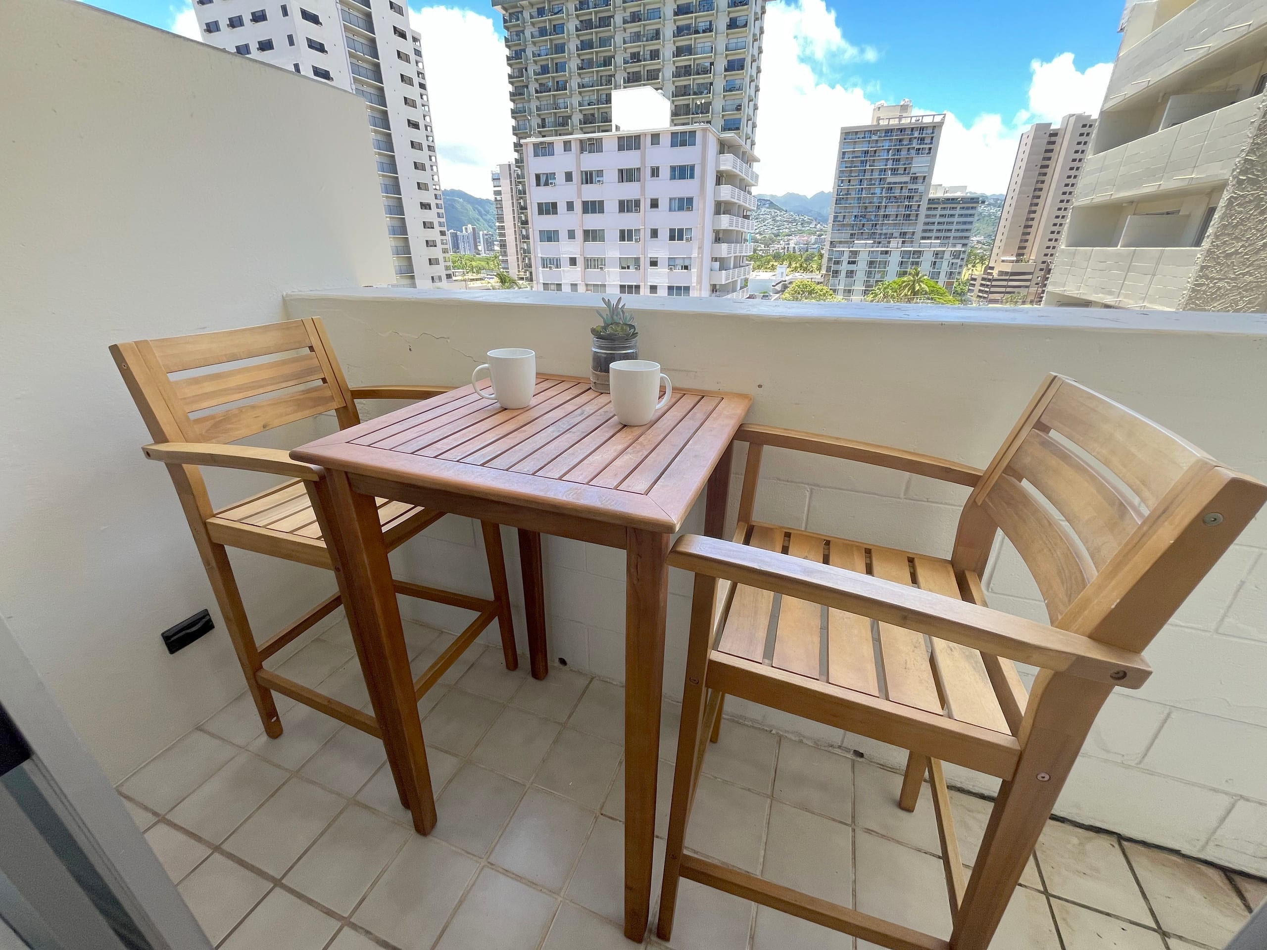 Condo in Honolulu · ★4.77 · Studio · 1 bed · 1 shared bath - Image 3