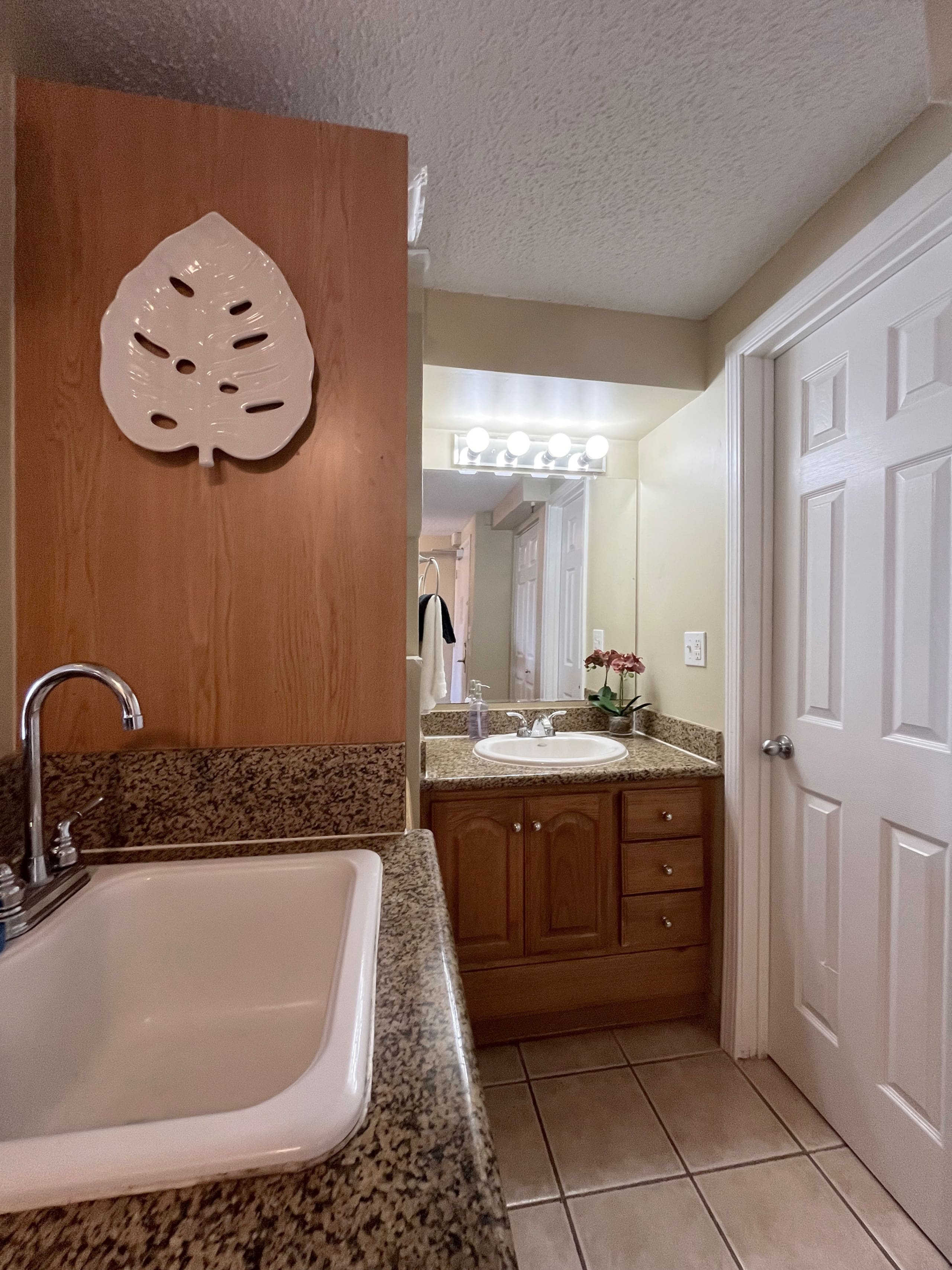 Condo in Honolulu · ★4.77 · Studio · 1 bed · 1 shared bath - Image 18