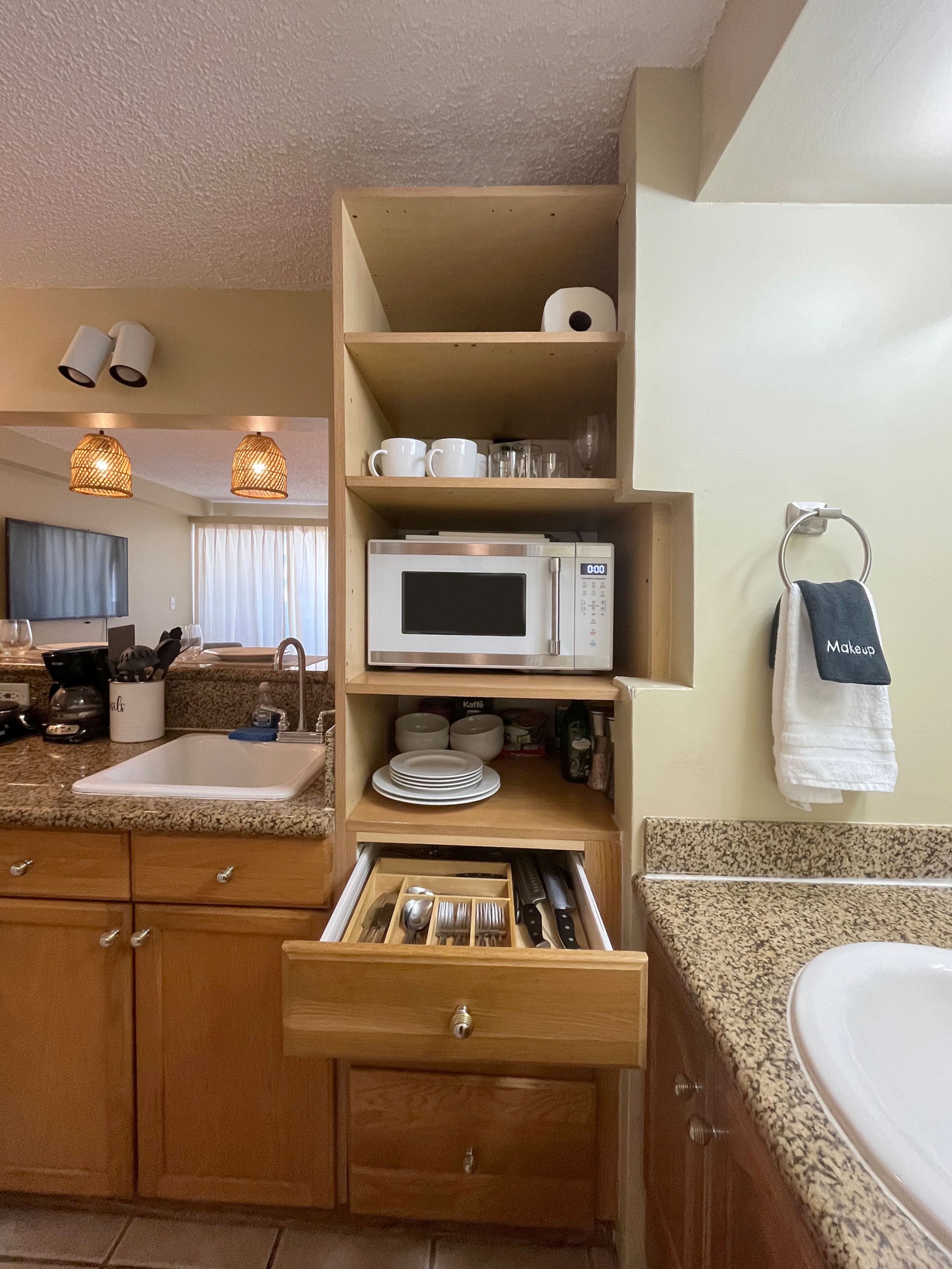 Condo in Honolulu · ★4.77 · Studio · 1 bed · 1 shared bath - Image 10