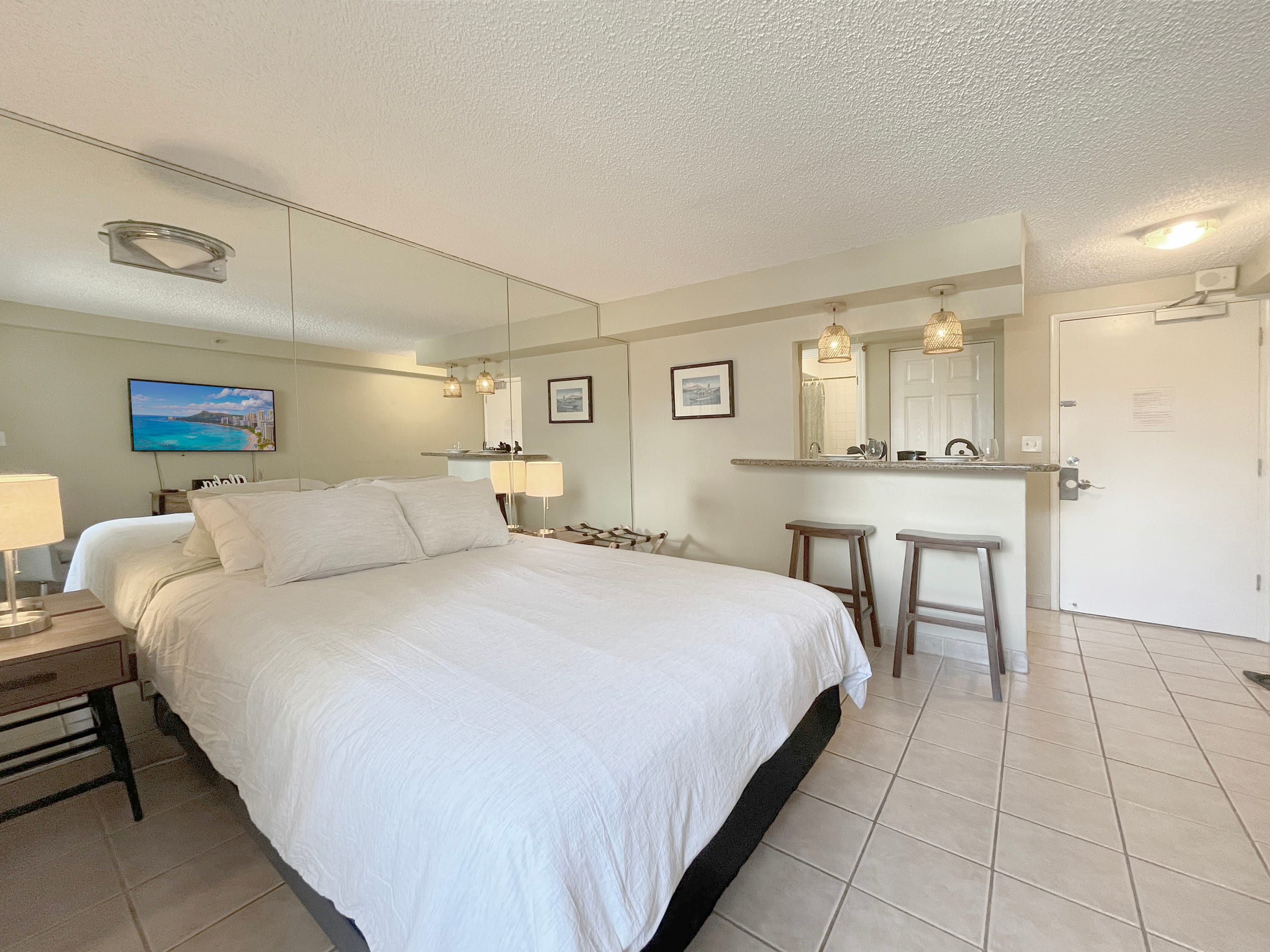 Condo in Honolulu · ★4.77 · Studio · 1 bed · 1 shared bath - Image 13