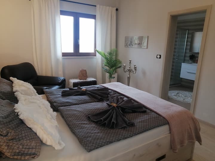 Spálňa s manželskou posteľou, vlastná kúpeľňa