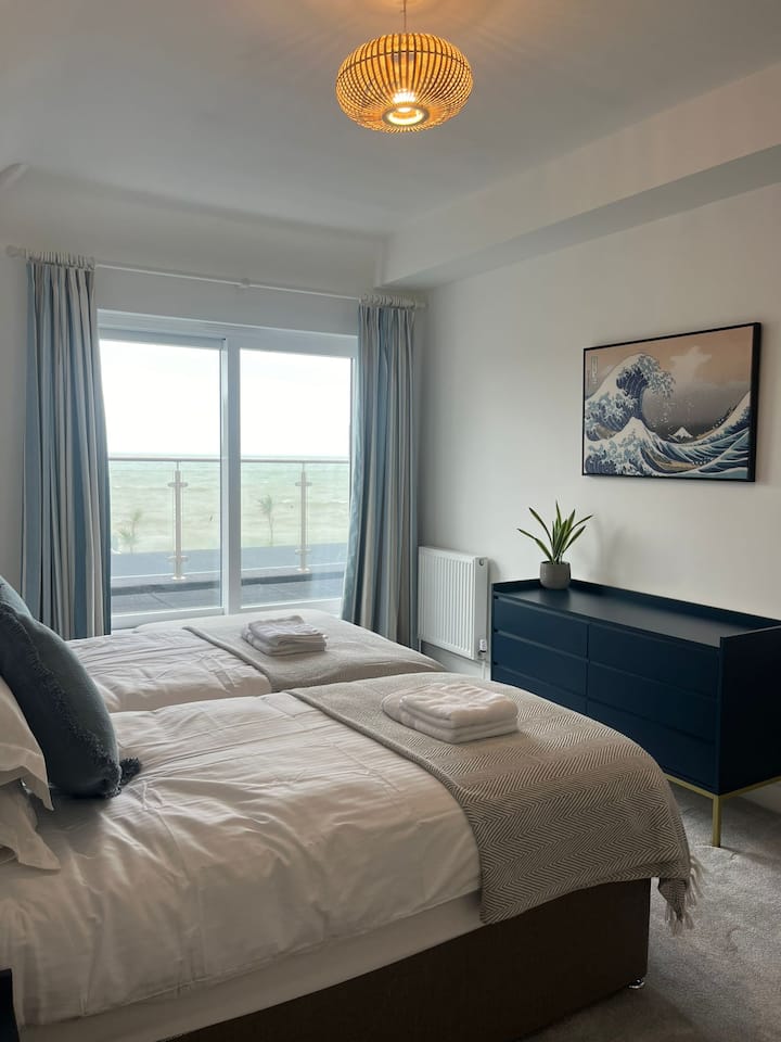 Priestranná dvojlôžková izba, ktorá môže byť prezentovaná ako dvojlôžková alebo dvojlôžková izba s vlastnou kúpeľňou so sprchovacím kútom a WC. Prístup na balkón s panoramatickým výhľadom na kanál La Manche.