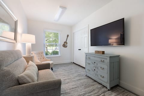 Top Airbnb: Can sleep 2 adults/2 children-walk to DT Franklin! in Franklin
