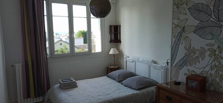 Лесна и пространа спална соба