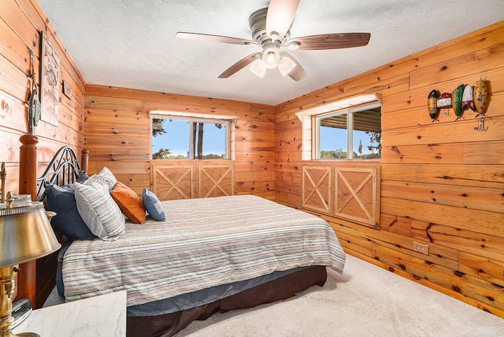 Pumzika katika chumba cha kulala chenye starehe cha 3 katika Long Lake, Colon, MI Airbnb! Furahia kitanda chenye starehe, feni ya dari na mapambo ya mbao ya kijijini yaliyo karibu na ziwa, yanayofaa kwa likizo za SW Michigan kwenye ufukwe wa futi 65. Weka nafasi ya sehemu yako ya kukaa yenye ukadiriaji wa juu sasa!