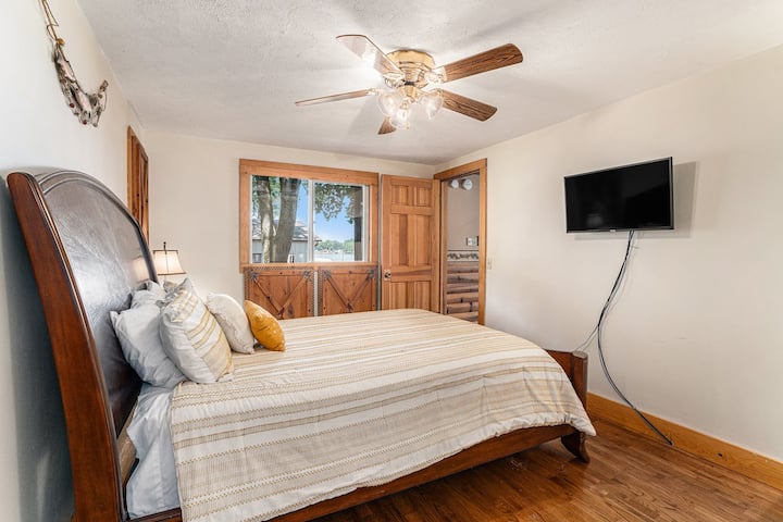 Pumzika katika Chumba cha kulala cha 2 katika Long Lake, Colon, MI Airbnb! Ina kitanda chenye starehe, feni ya dari, televisheni na madirisha makubwa yenye mwonekano wa ziwa. Inafaa kwa likizo za SW Michigan. Weka nafasi ya sehemu yako ya kukaa sasa!