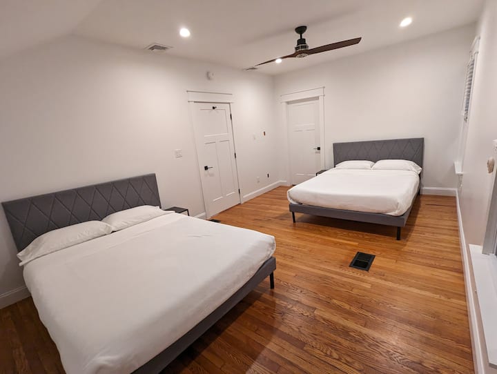 (2) Spavaća soba s bračnim krevetom, vrhunskom posteljinom i madracima od memorijske pjene.