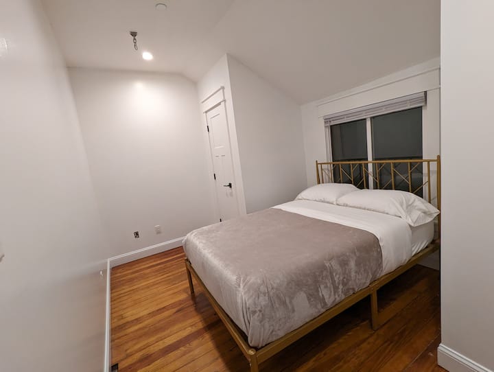 Spavaća soba s bračnim krevetom, vrhunskom posteljinom i madracima od memorijske pjene.