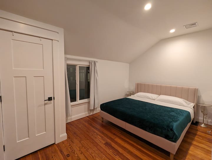 Spavaća soba s bračnim krevetom, vrhunskom posteljinom i madracima od memorijske pjene.