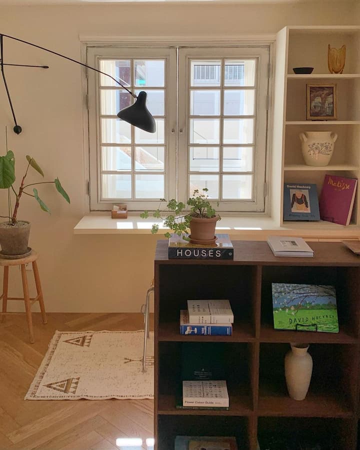 De studeerkamer wordt voorbereid als een studieruimte bij het maken van een reservering voor minder dan 5 personen.
Als er meer dan 5 personen gebruik van maken, wordt het beddengoed ingericht.