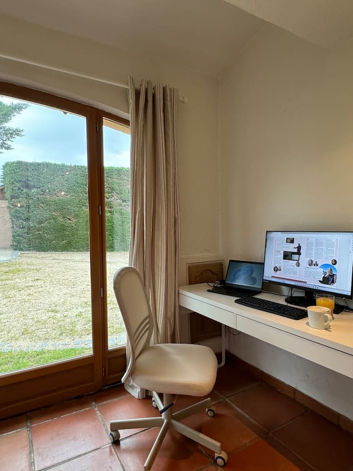 Rommet har et godt skrivebord som kan tilberedes med ekstra dokkingstasjon og skjerm, tastatur og mus for hjemmekontor.