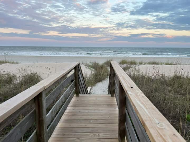 Almost Heaven Oceanfront B: Frente Al Mar, Dedos De Los Pies En La Arena, 2 Habitaciones, 2 Baños, Wifi Gratis - Surfside Beach, SC
